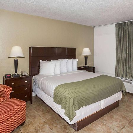 פינלס פארק Days Inn By Wyndham St. Petersburg / Tampa Bay Area מראה חיצוני תמונה