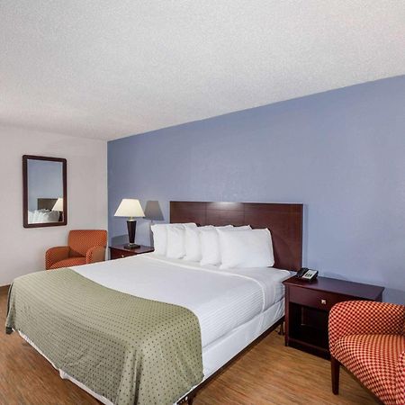 פינלס פארק Days Inn By Wyndham St. Petersburg / Tampa Bay Area מראה חיצוני תמונה