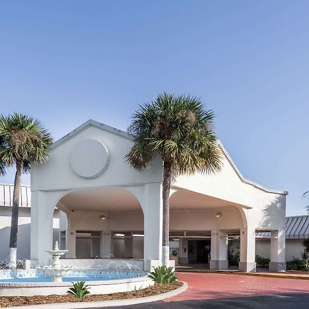 פינלס פארק Days Inn By Wyndham St. Petersburg / Tampa Bay Area מראה חיצוני תמונה