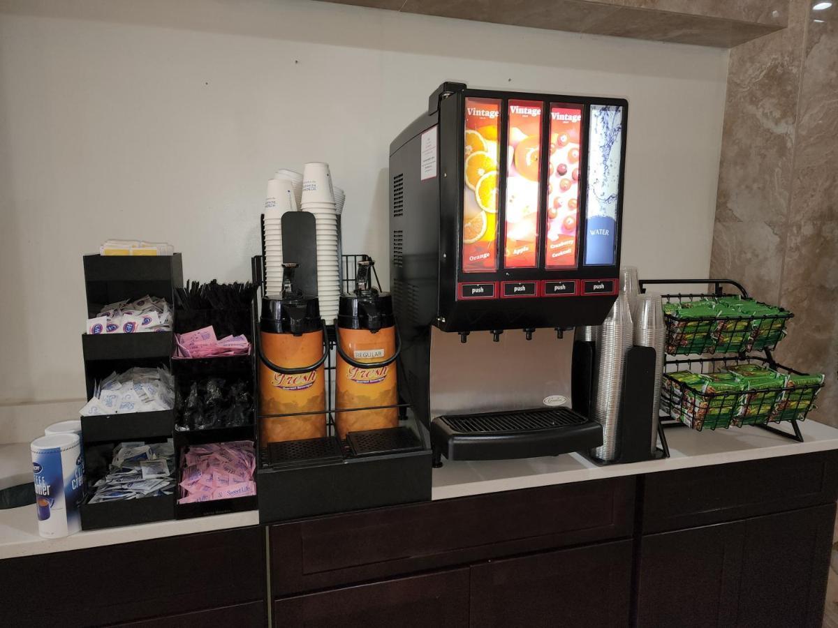 פינלס פארק Days Inn By Wyndham St. Petersburg / Tampa Bay Area מראה חיצוני תמונה