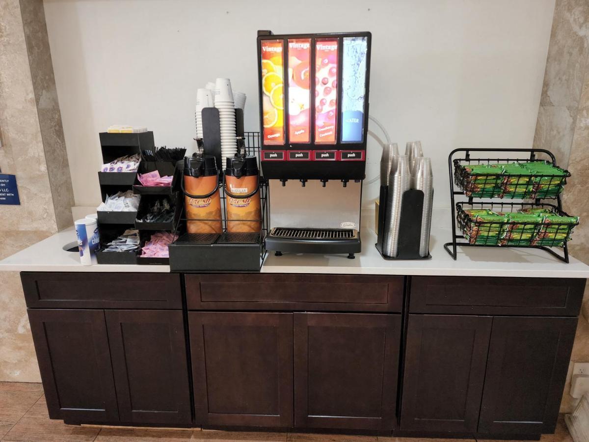 פינלס פארק Days Inn By Wyndham St. Petersburg / Tampa Bay Area מראה חיצוני תמונה