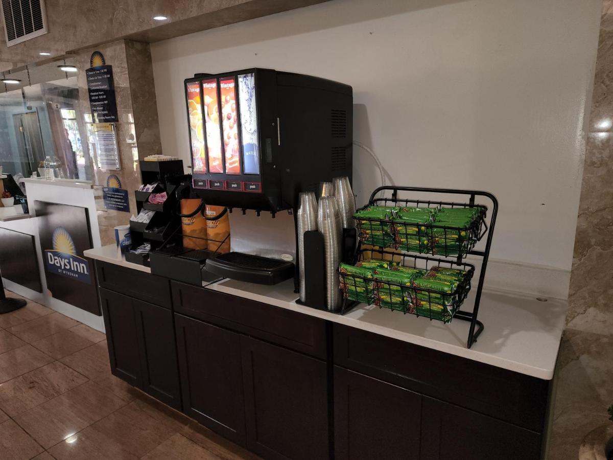 פינלס פארק Days Inn By Wyndham St. Petersburg / Tampa Bay Area מראה חיצוני תמונה