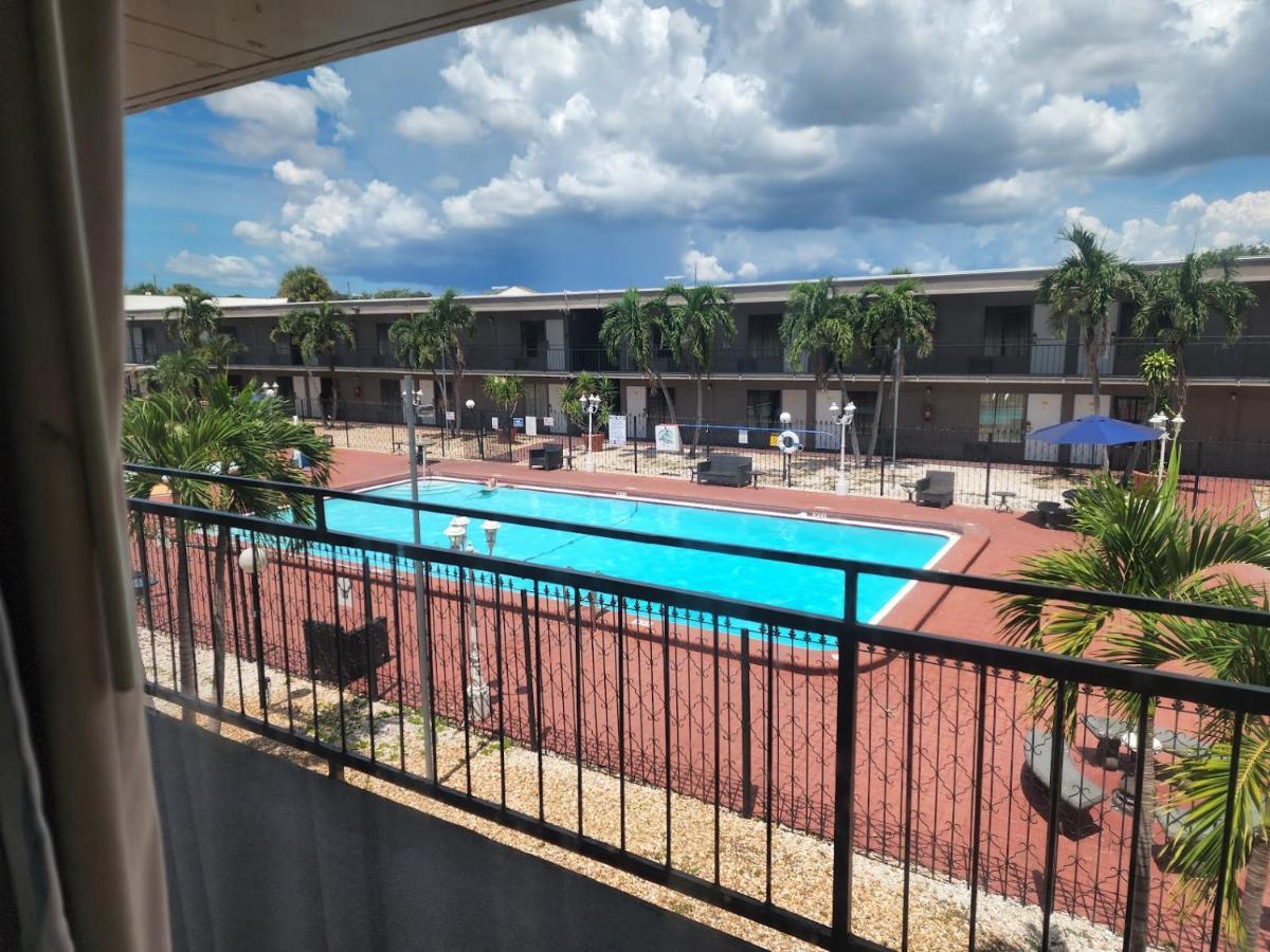 פינלס פארק Days Inn By Wyndham St. Petersburg / Tampa Bay Area מראה חיצוני תמונה