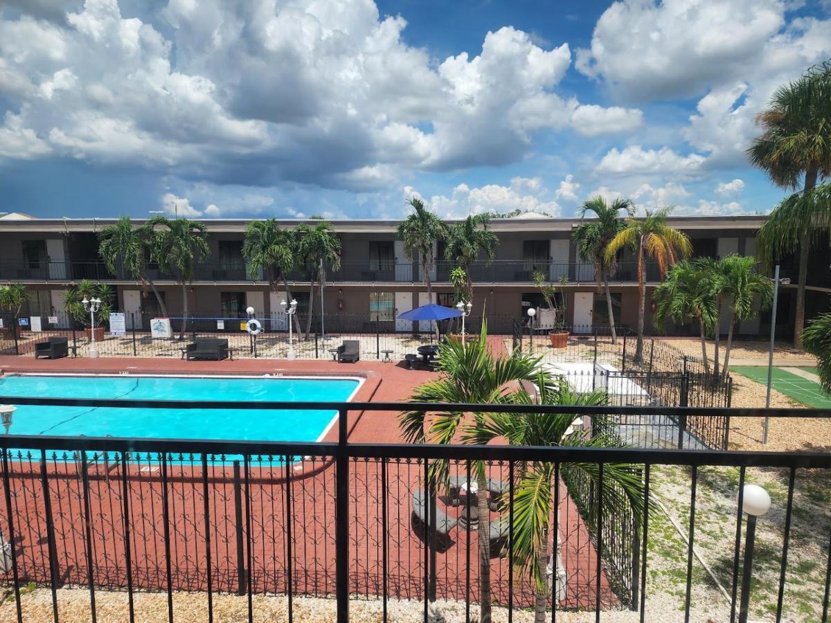 פינלס פארק Days Inn By Wyndham St. Petersburg / Tampa Bay Area מראה חיצוני תמונה