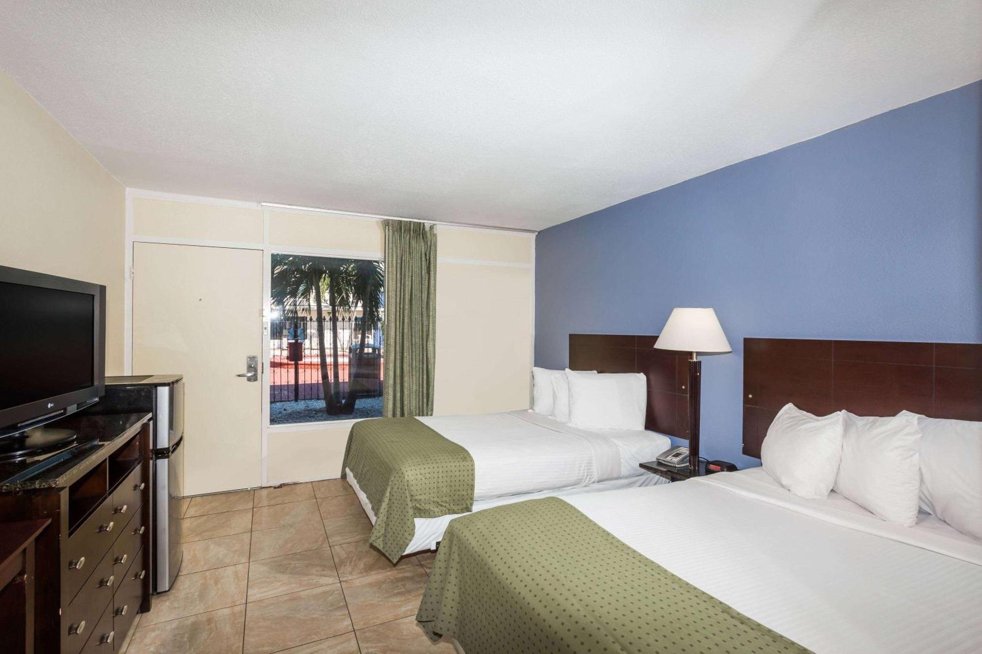 פינלס פארק Days Inn By Wyndham St. Petersburg / Tampa Bay Area מראה חיצוני תמונה