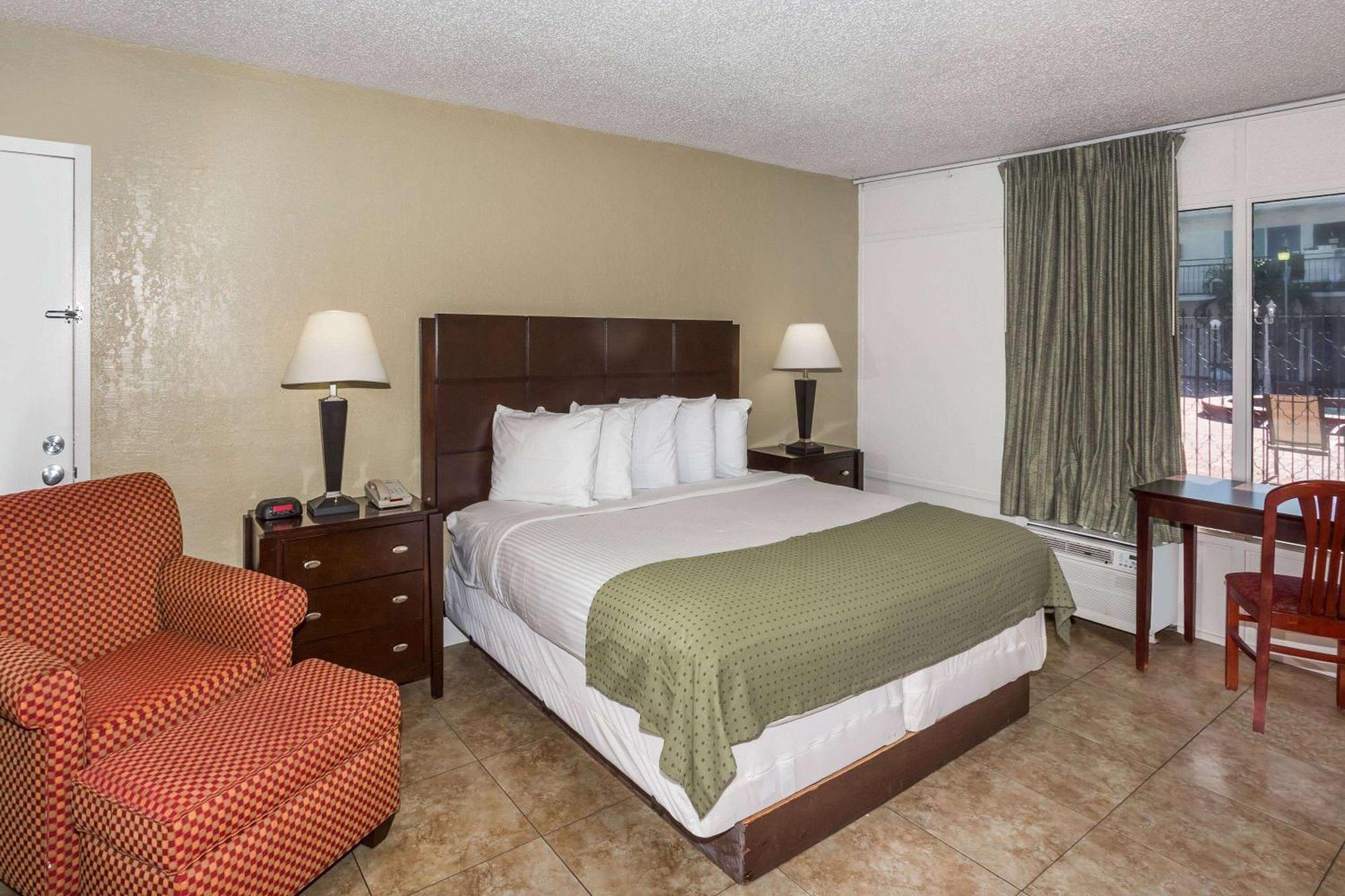 פינלס פארק Days Inn By Wyndham St. Petersburg / Tampa Bay Area מראה חיצוני תמונה