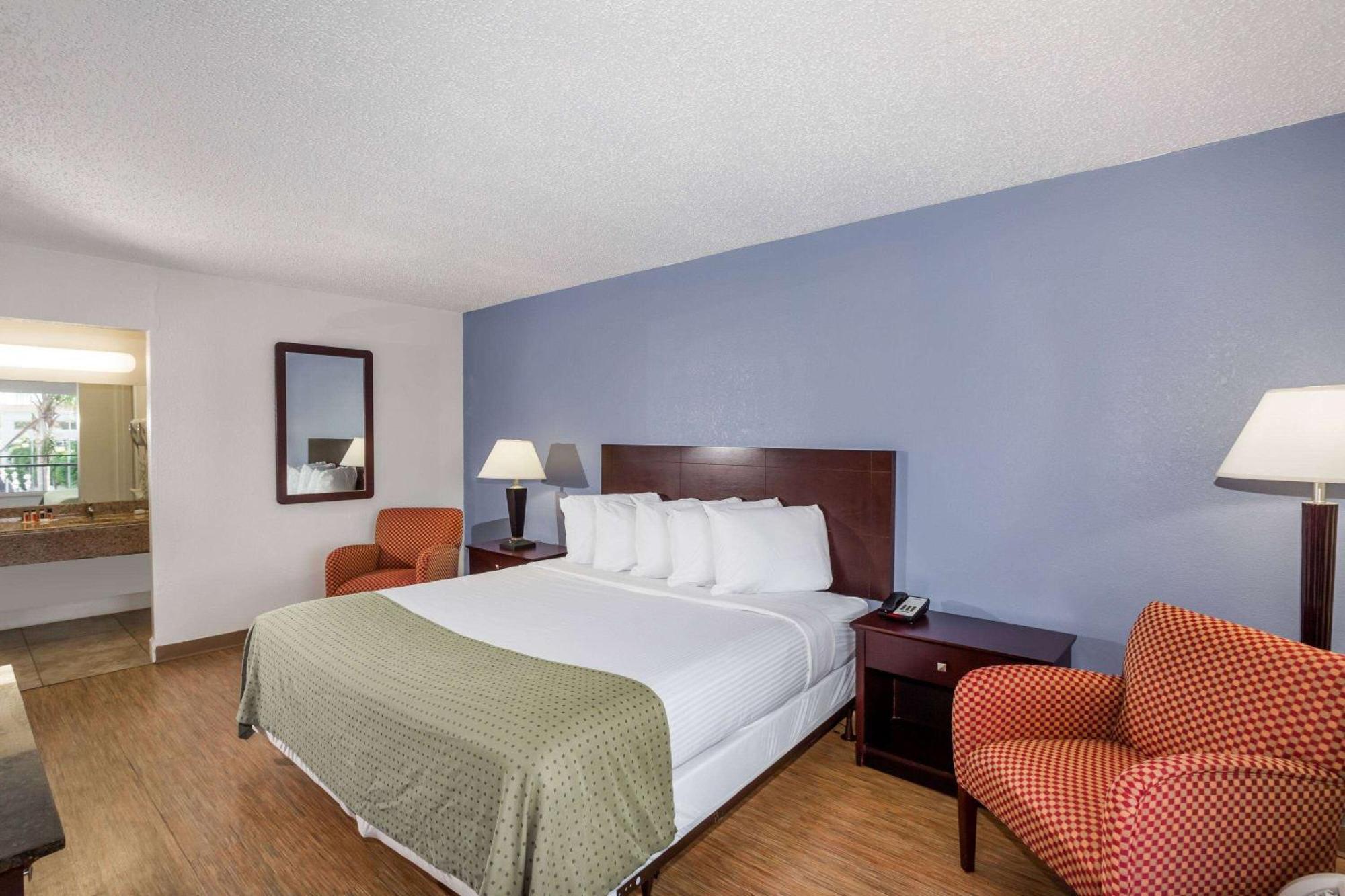 פינלס פארק Days Inn By Wyndham St. Petersburg / Tampa Bay Area מראה חיצוני תמונה
