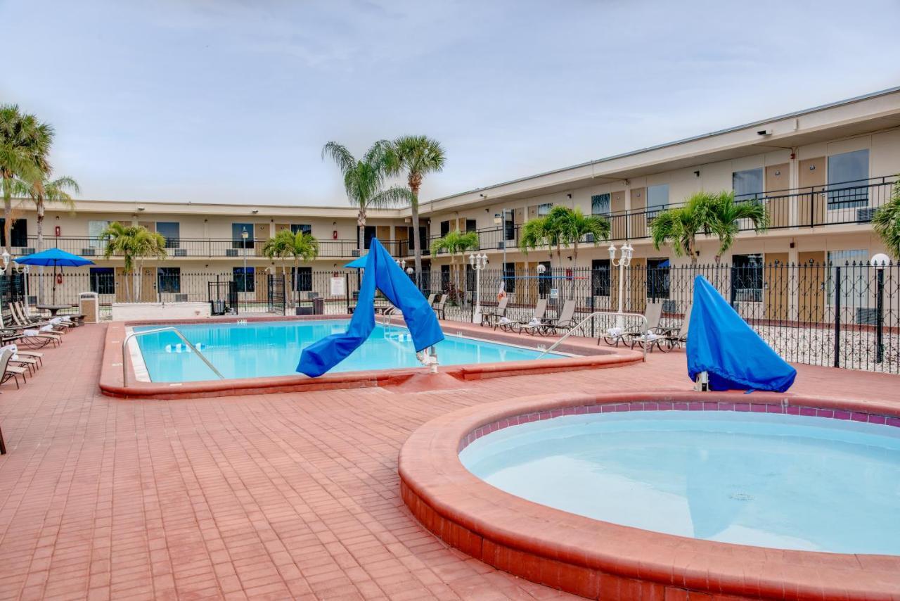 פינלס פארק Days Inn By Wyndham St. Petersburg / Tampa Bay Area מראה חיצוני תמונה