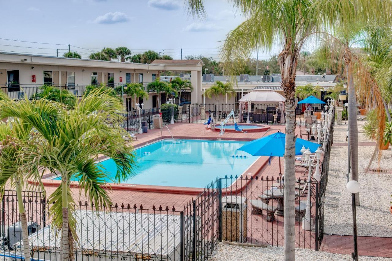 פינלס פארק Days Inn By Wyndham St. Petersburg / Tampa Bay Area מראה חיצוני תמונה