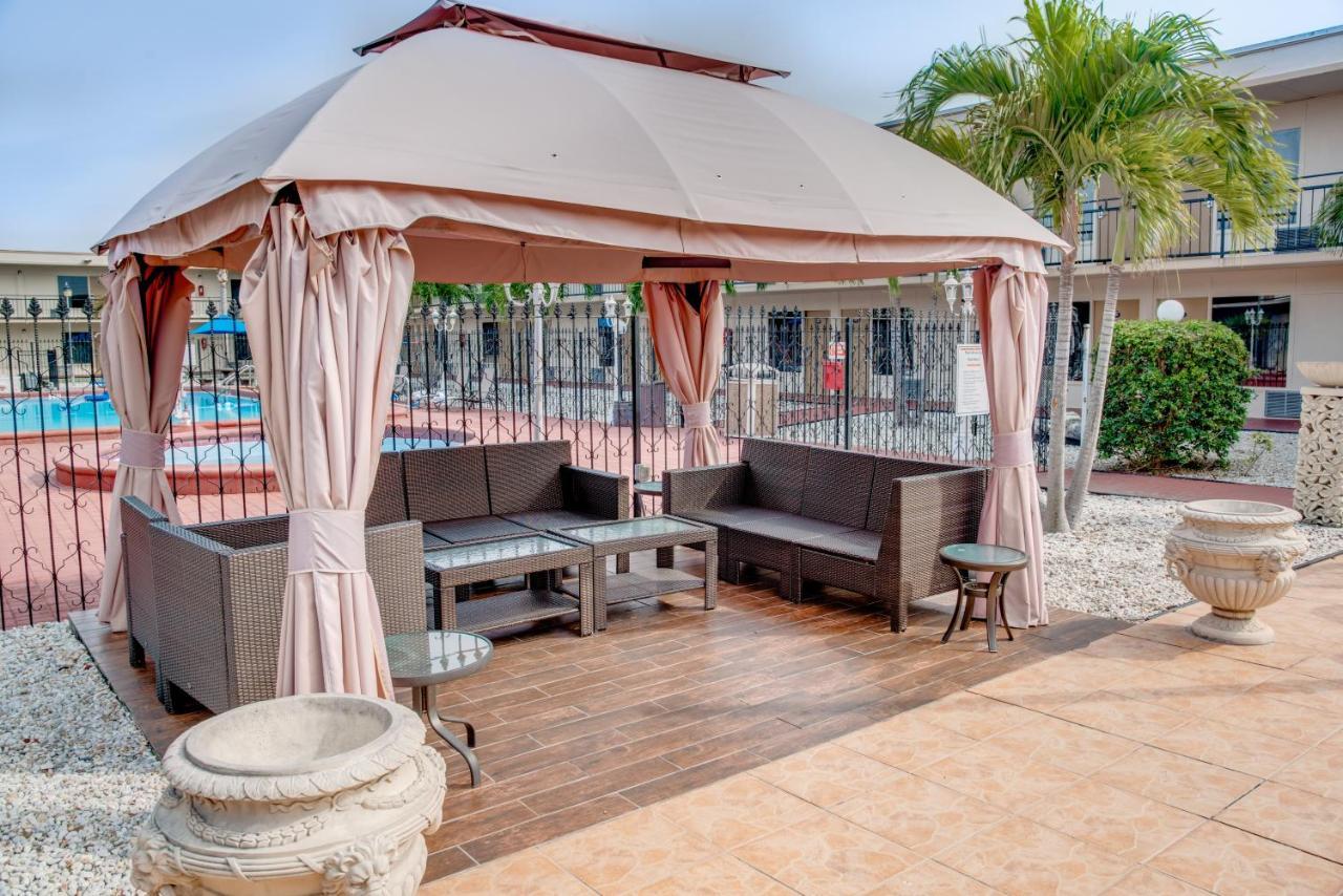 פינלס פארק Days Inn By Wyndham St. Petersburg / Tampa Bay Area מראה חיצוני תמונה