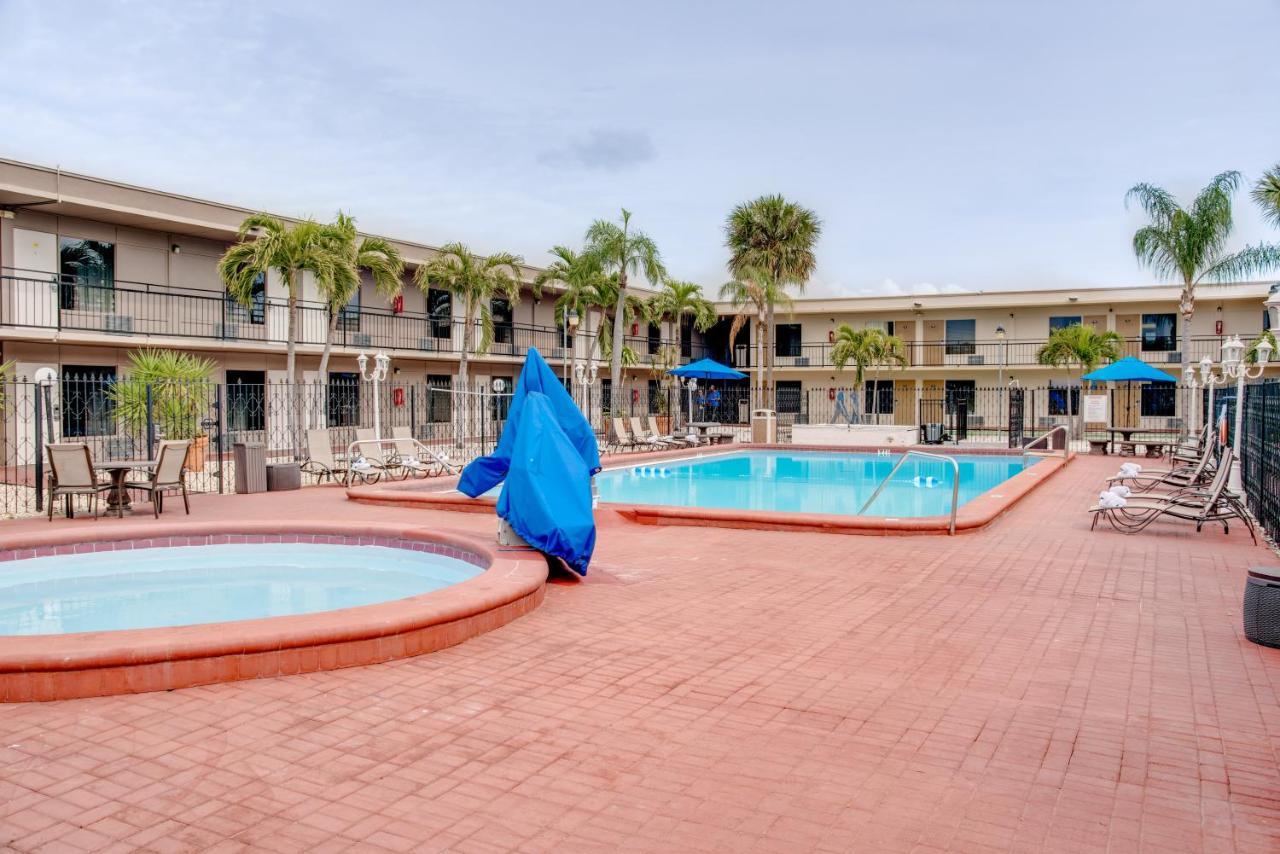 פינלס פארק Days Inn By Wyndham St. Petersburg / Tampa Bay Area מראה חיצוני תמונה