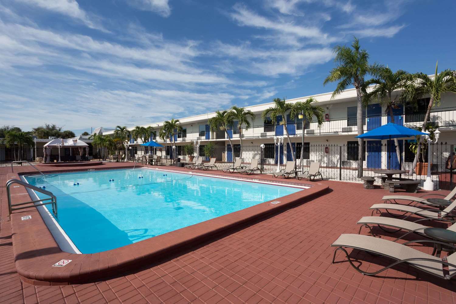 פינלס פארק Days Inn By Wyndham St. Petersburg / Tampa Bay Area מראה חיצוני תמונה