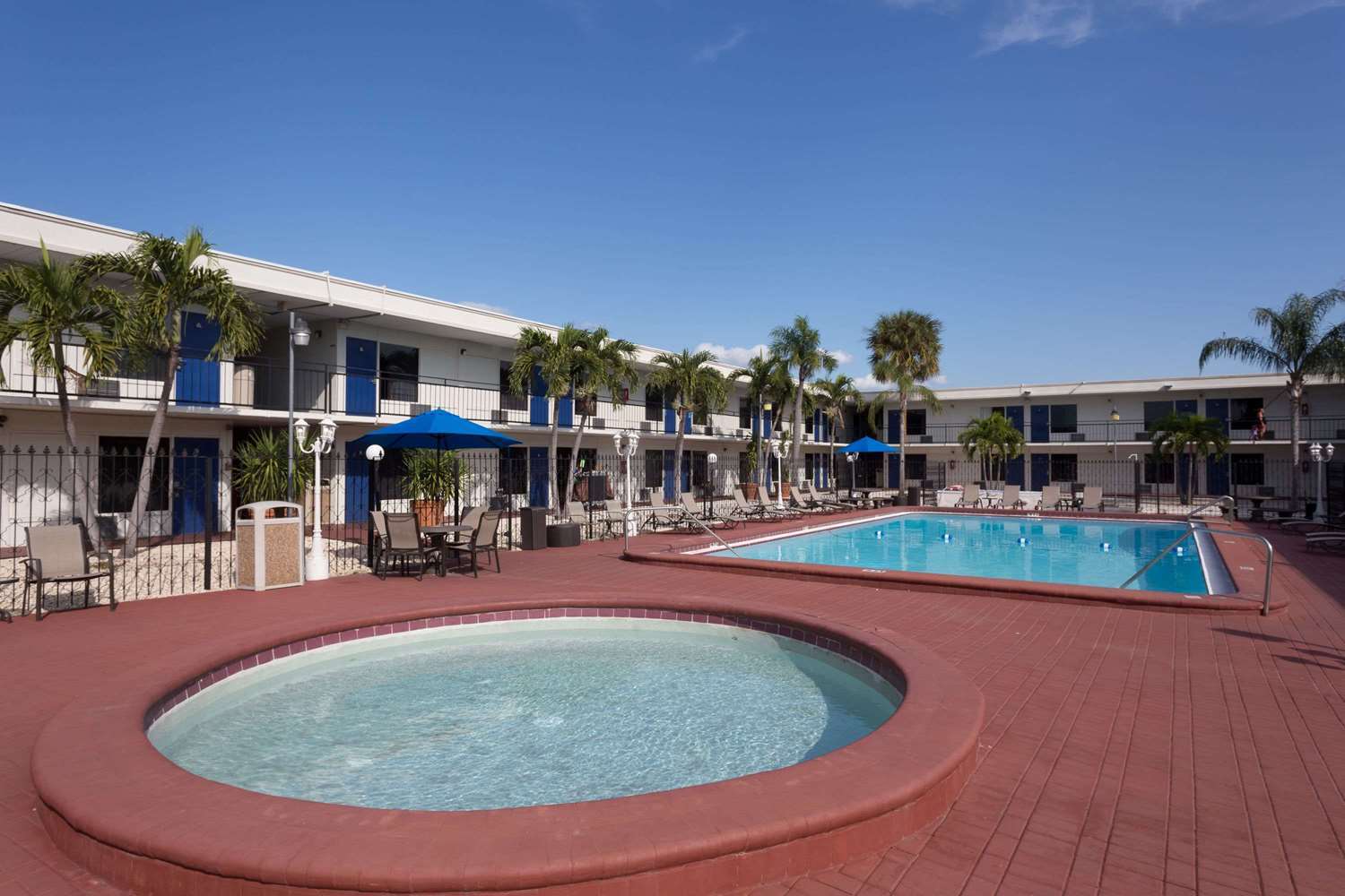 פינלס פארק Days Inn By Wyndham St. Petersburg / Tampa Bay Area מראה חיצוני תמונה